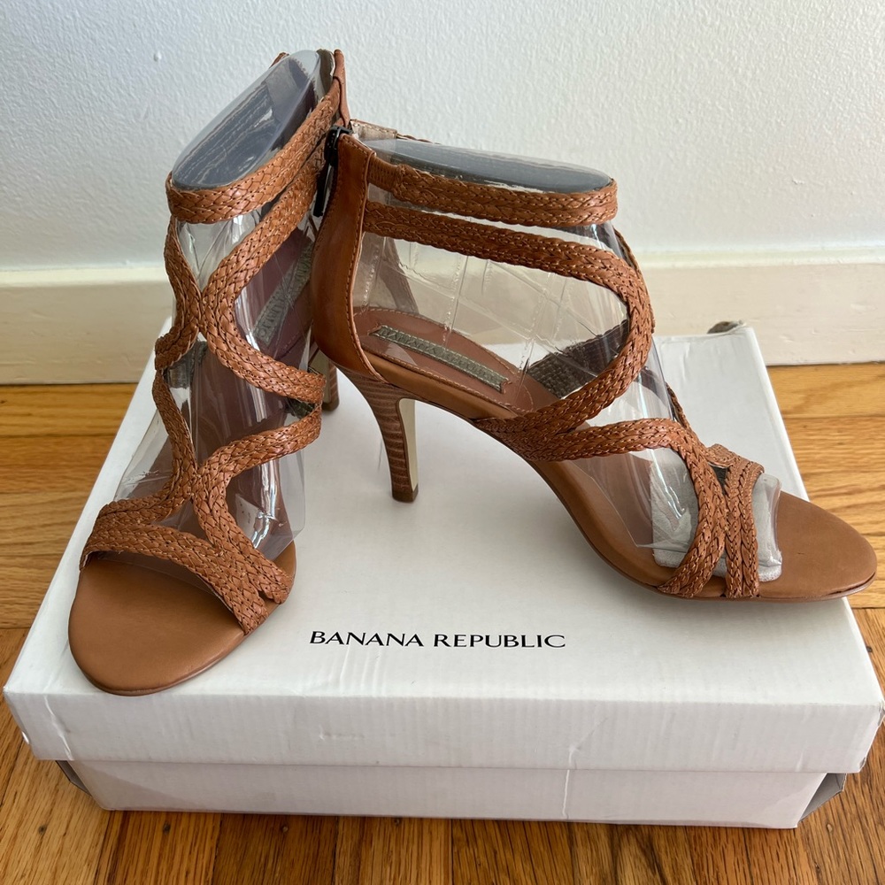 New in box - Banana Republic Levona Caramel Leather Heel, size 7.5